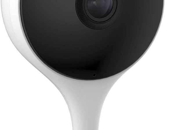 Интелигентна вътрешна WiFi камера IMOU Cue 2 с 3MP 2K резолюция и бял корпус върху магнитна стойка